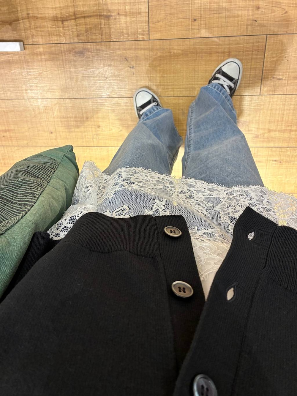 ブルー系のデニムパンツ、ブラック系のカーディガン/ボレロ、ホワイト系のキャミソールを着用したレディースの春コーディネートの5枚目の写真