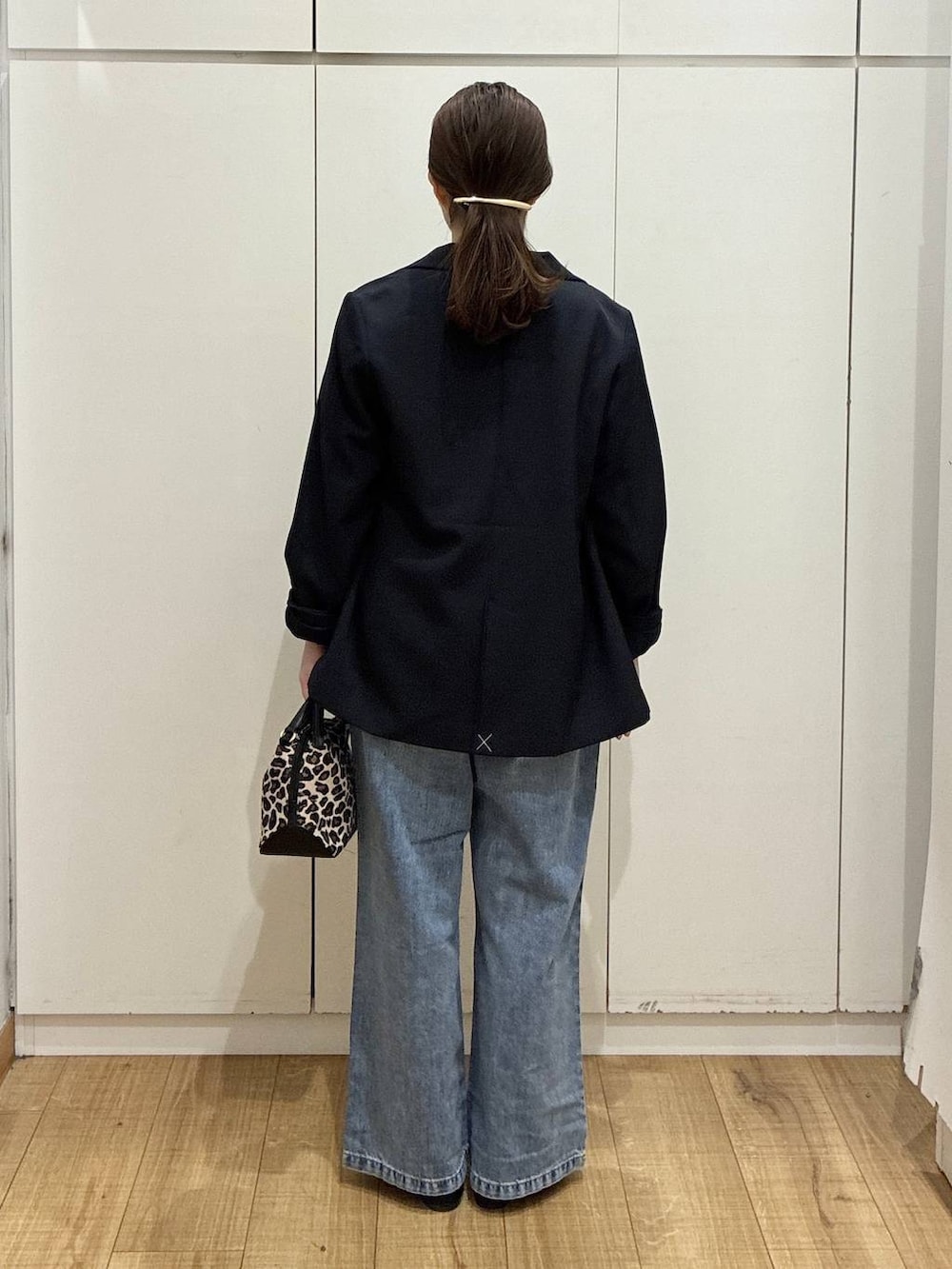 その他のショルダーバッグ、ブラック系のバレエシューズ、ブルー系のデニムパンツを着用したレディースの春コーディネートの3枚目の写真