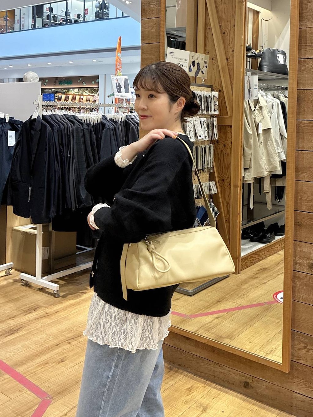 ブラック系のバレエシューズ、ブルー系のデニムパンツ、ブラック系のカーディガン/ボレロを着用したレディースの春コーディネートの5枚目の写真