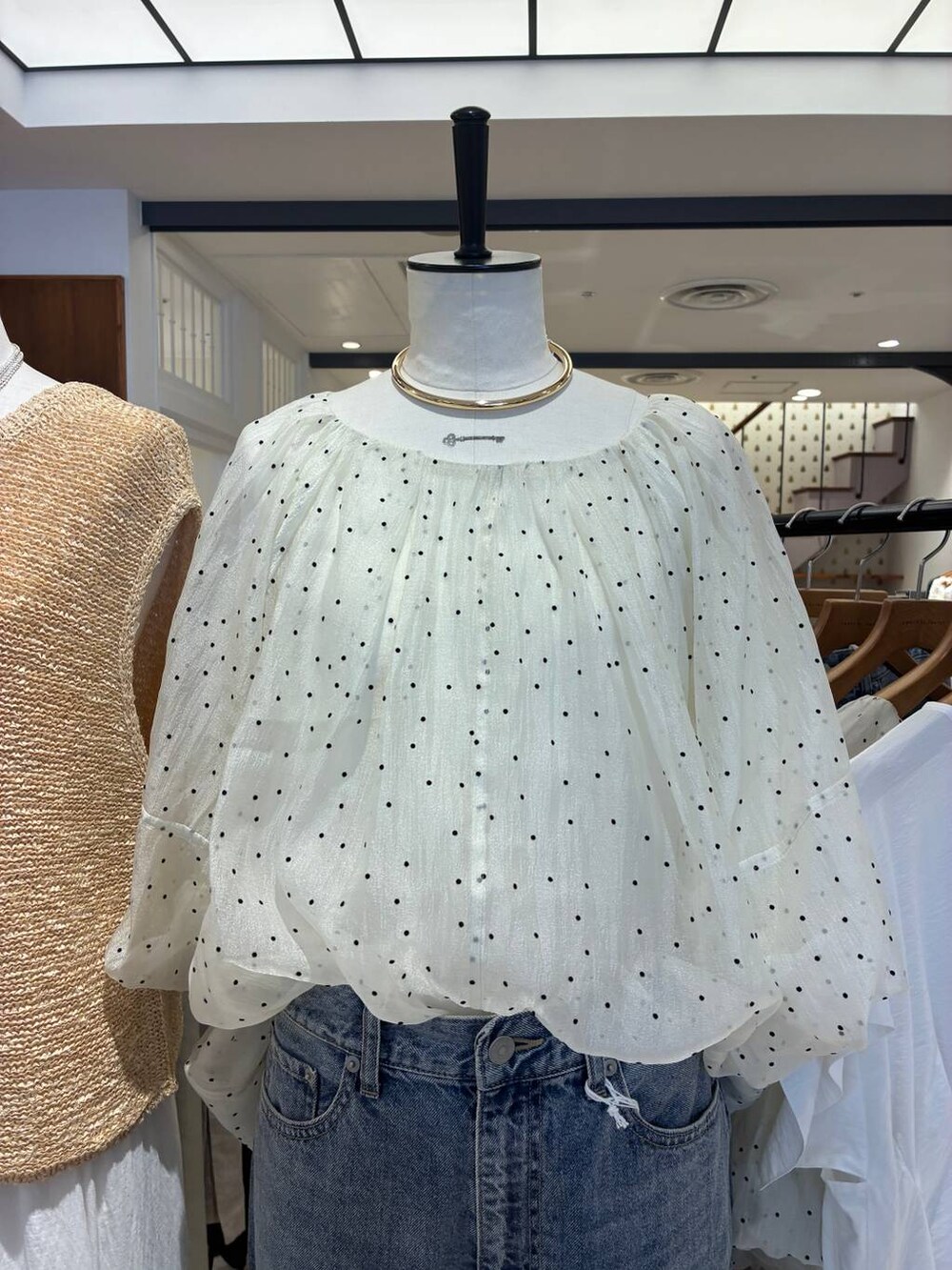 ブラック系のハンドバッグ、ブラック系のシャツ/ブラウス、グレー系のシャツ/ブラウスを着用したレディースの夏コーディネートの3枚目の写真