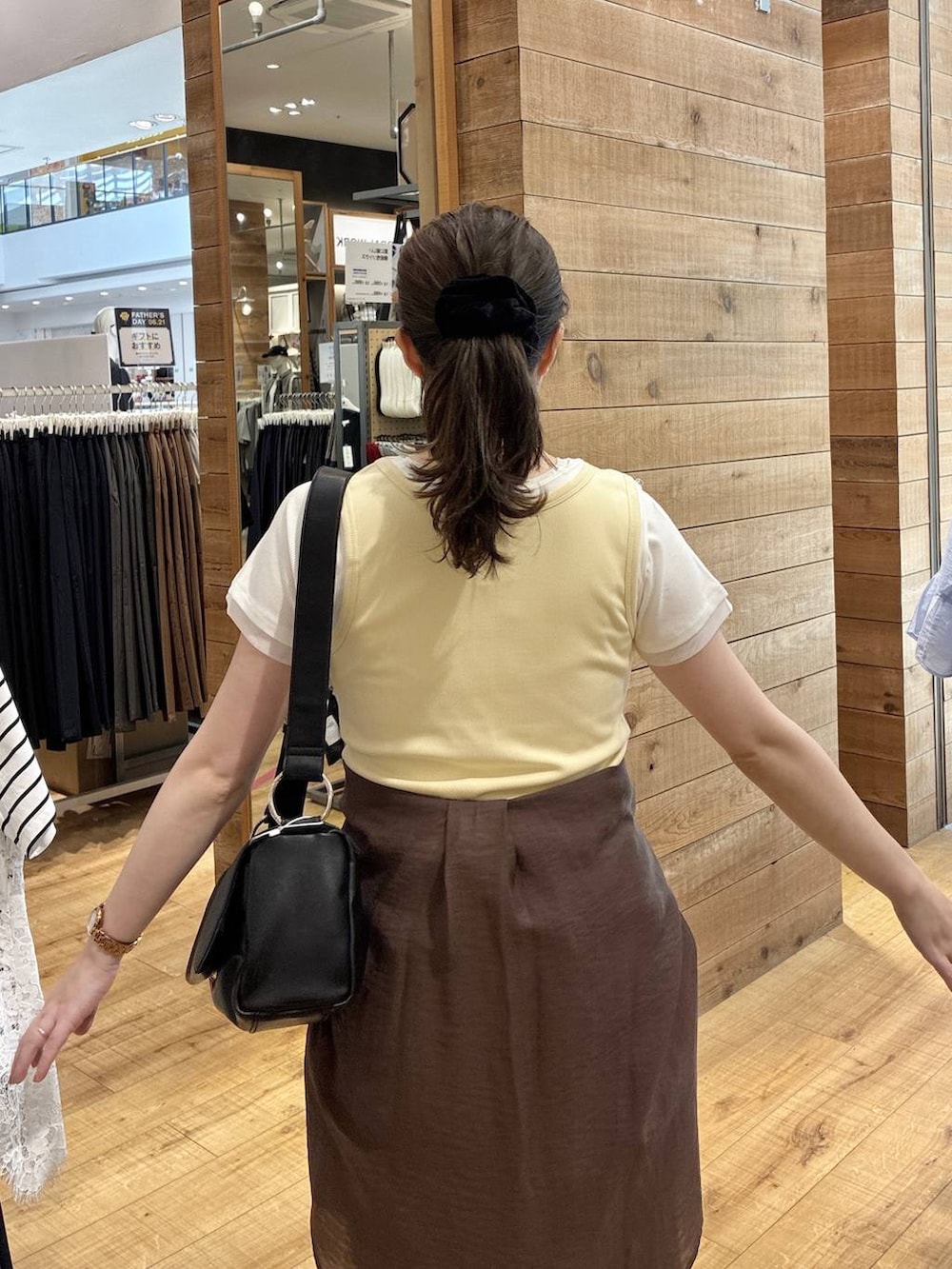 ブラック系のその他パンツ、ブラウン系のシャツ/ブラウス、ブラック系のサンダルを着用したレディースの夏コーディネートの6枚目の写真