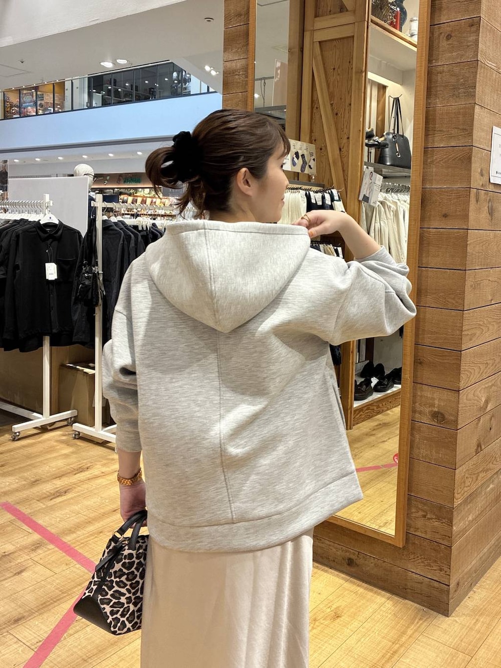 その他のショルダーバッグ、グレー系のスカート、グレー系のパーカーを着用したレディースの春コーディネートの6枚目の写真