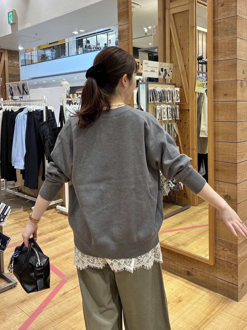 グレー系のカーディガン/ボレロ、グリーン系のその他パンツ、ホワイト系のキャミソールを着用したレディースの春コーディネートの6枚目の写真