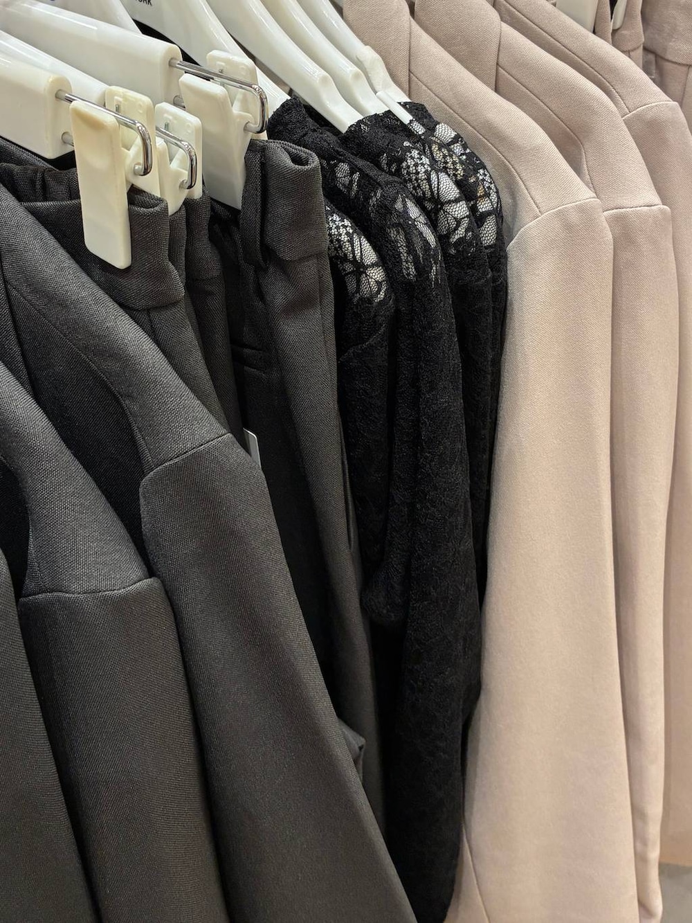 その他のショルダーバッグ、ブルー系のデニムパンツ、ブルー系のテーラードジャケットを着用したレディースの春コーディネートの5枚目の写真