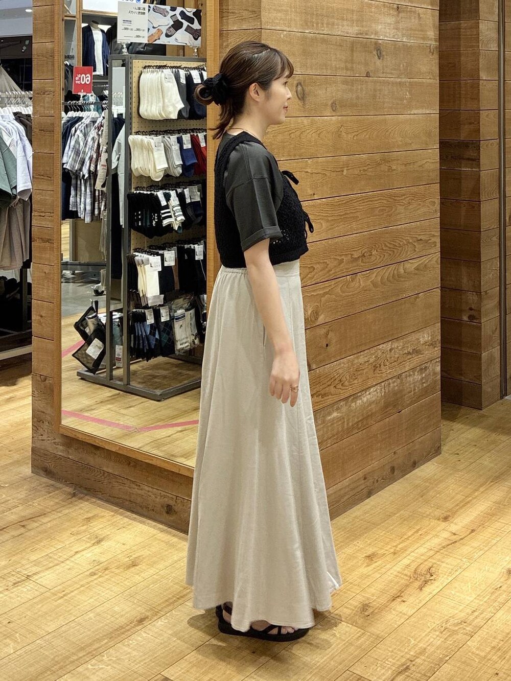 ブラック系のその他トップス、グレー系のスカート、グレー系のTシャツ/カットソーを着用したレディースの夏コーディネートの2枚目の写真