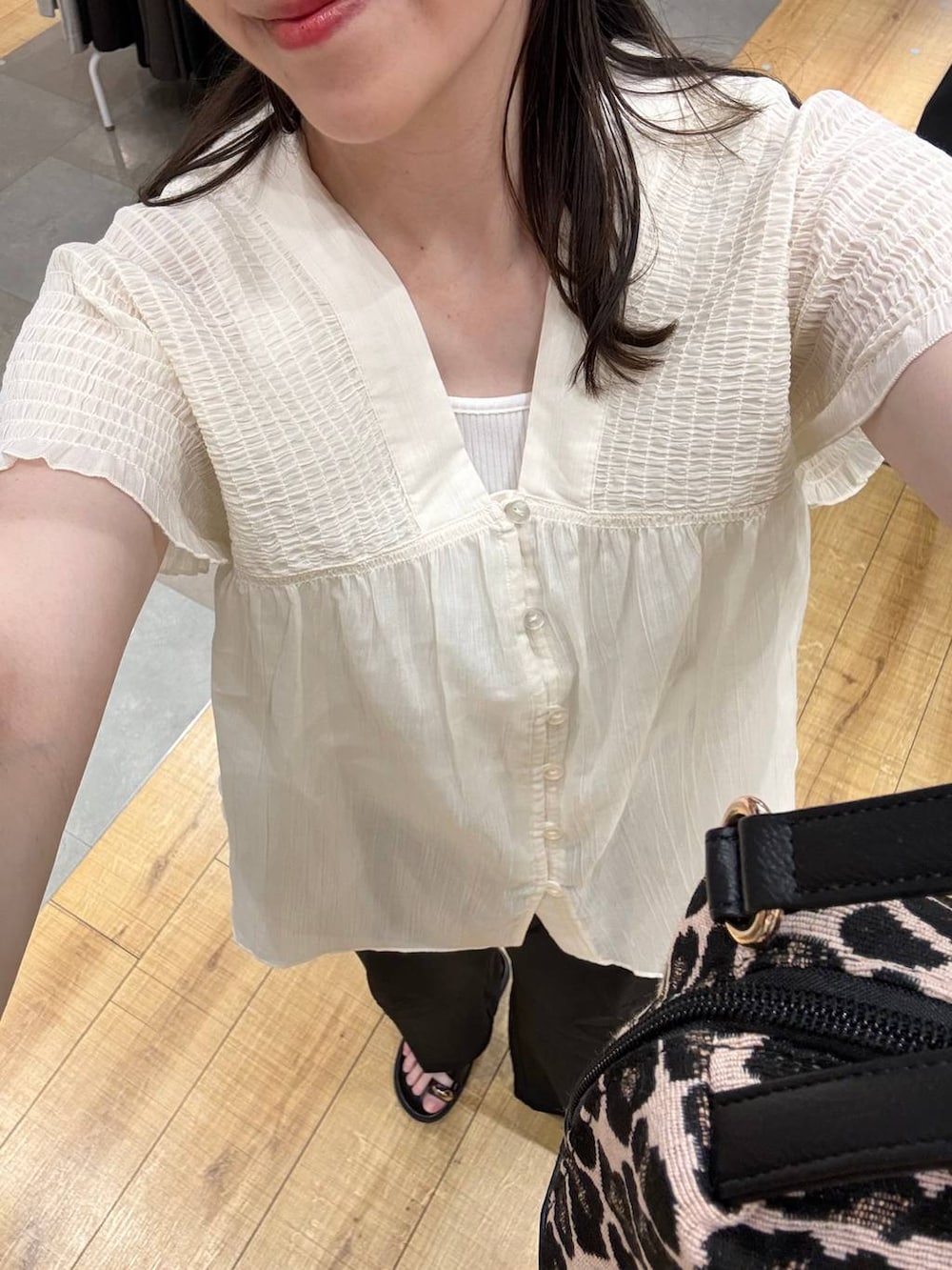 ブラック系のその他パンツ、ベージュ系のシャツ/ブラウス、ブラック系のキャップを着用したレディースの夏コーディネートの5枚目の写真