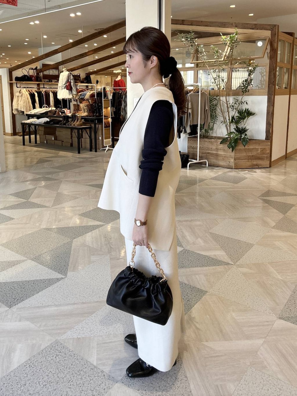 ブルー系のニット/セーター、ブラック系のローファー、ホワイト系のワンピースを着用したレディースの冬コーディネートの2枚目の写真