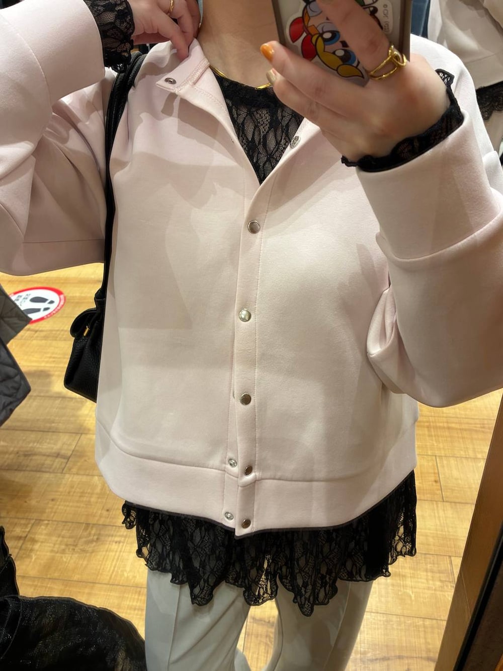 ブラック系のショルダーバッグ、ベージュ系のその他パンツ、ピンク系のカーディガン/ボレロを着用したレディースの春コーディネートの5枚目の写真