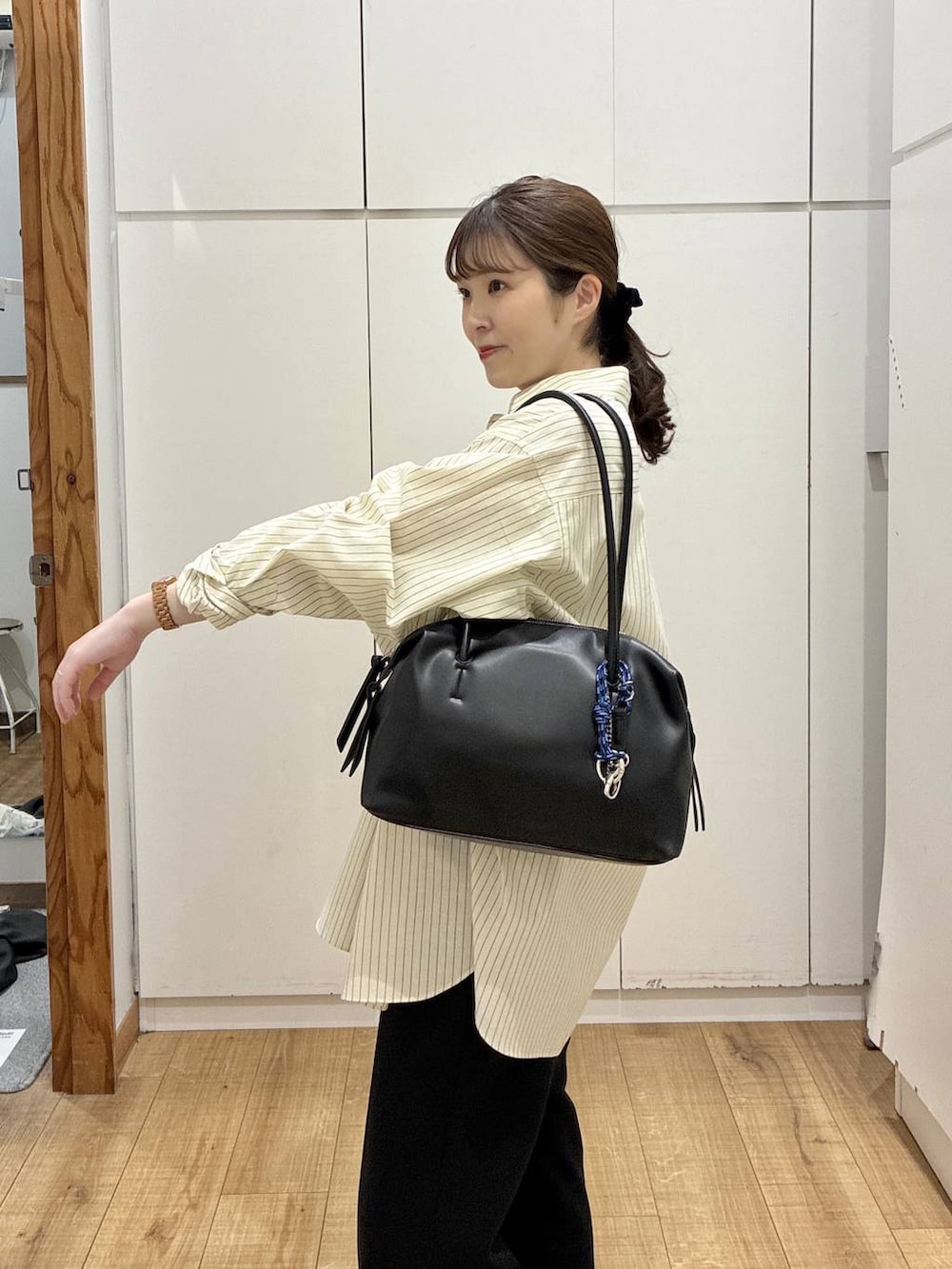 ブラック系のバレエシューズ、ブラック系のスウェットパンツ、ホワイト系のタンクトップを着用したレディースの春コーディネートの5枚目の写真