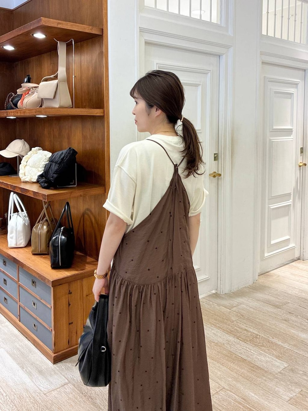 ホワイト系のTシャツ/カットソー、ブラック系のワンピース、ブラウン系のワンピースを着用したレディースの夏コーディネートの5枚目の写真