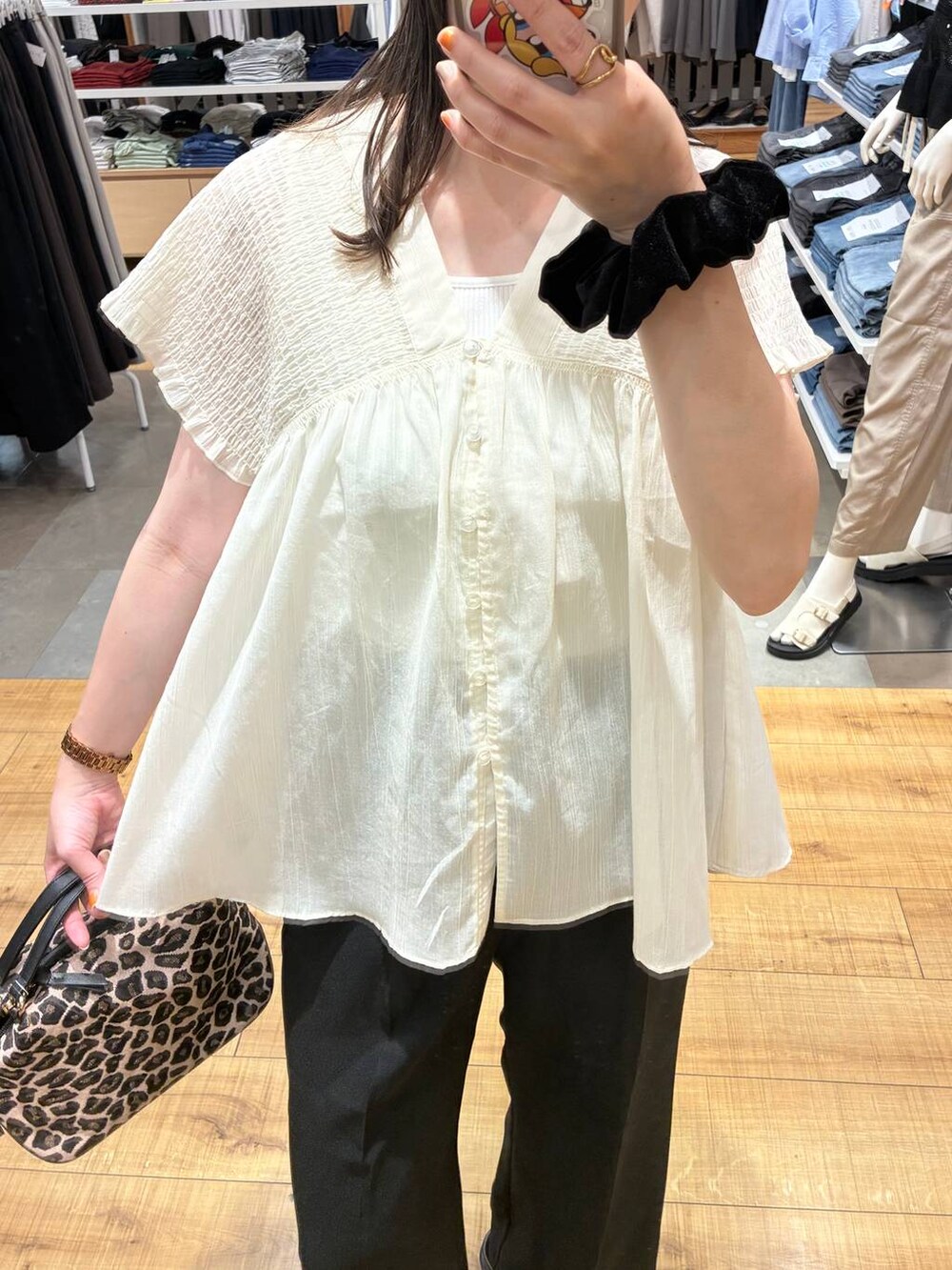 ブラック系のその他パンツ、ベージュ系のシャツ/ブラウス、ブラック系のキャップを着用したレディースの夏コーディネートの2枚目の写真