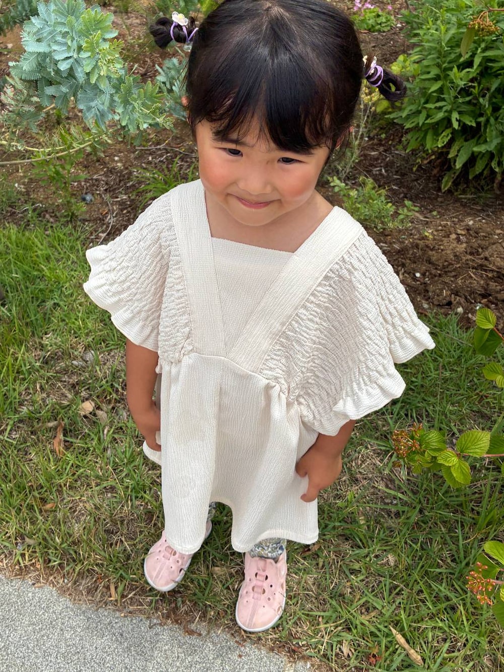 ベージュ系のシャツ/ブラウスを着用したレディースの夏コーディネートの5枚目の写真
