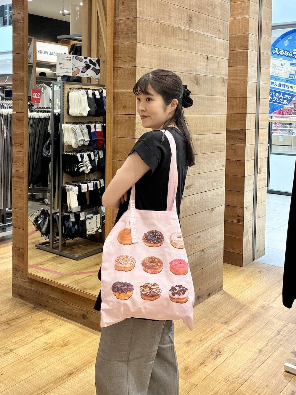 グレー系のその他パンツ、ブラック系のTシャツ/カットソー、ブラック系のサンダルを着用したレディースの夏コーディネートの4枚目の写真