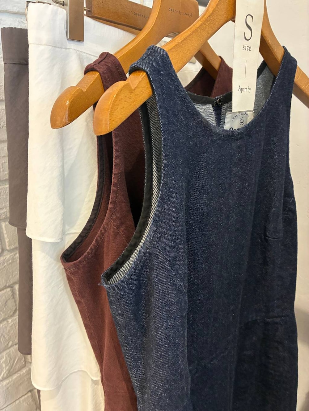 ブルー系のシャツ/ブラウス、ブラック系のトートバッグ、ブルー系のワンピースを着用したレディースの夏コーディネートの2枚目の写真