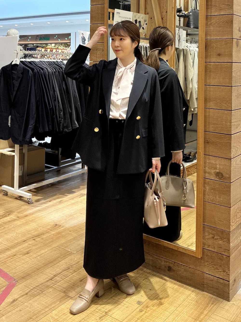 ベージュ系のローファー、ホワイト系のショルダーバッグ、ピンク系のシャツ/ブラウスを着用したレディースの春コーディネートの6枚目の写真