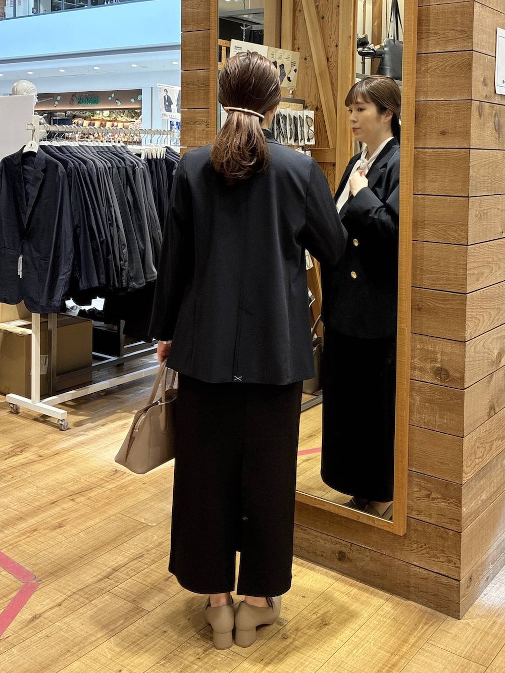 ベージュ系のローファー、ホワイト系のショルダーバッグ、ピンク系のシャツ/ブラウスを着用したレディースの春コーディネートの3枚目の写真