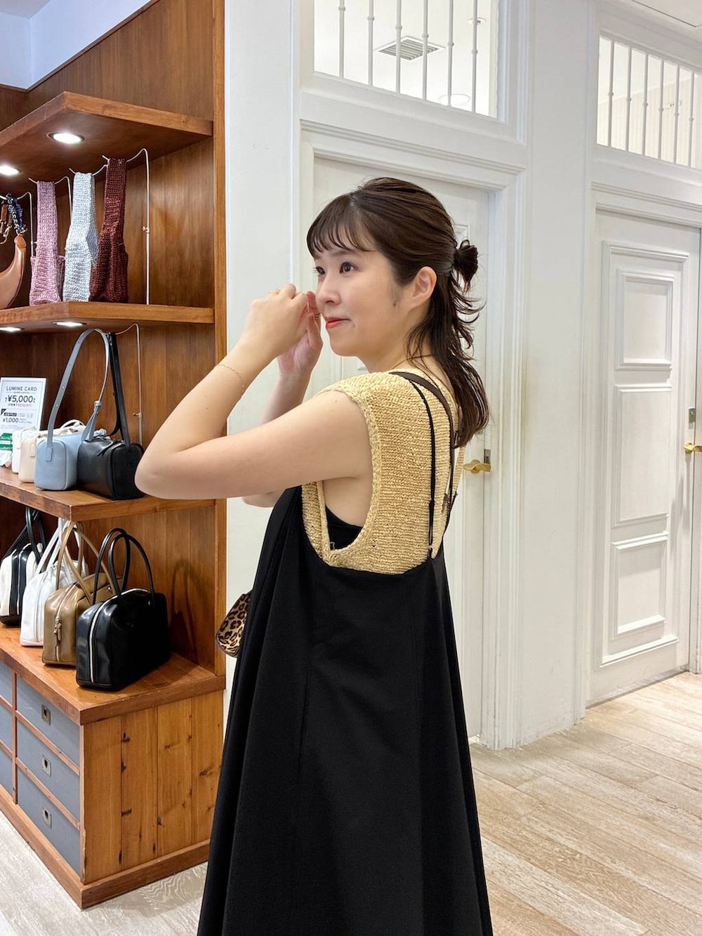 「女子ウケ、PR、着痩せ・細見え、カジュアル、ワンピース、ベスト、ニット、ママコーデ、楽ちんコーデ、マタニティウェア、夏コーデ、apart by lowrys、サンダル、キャミソール、キャミワンピース」｜「A part byのクロスフラットサンダル（サンダル、ブラック系）」を使った、mariさん（レディース・159cm）の夏コーディネートの3枚目の写真