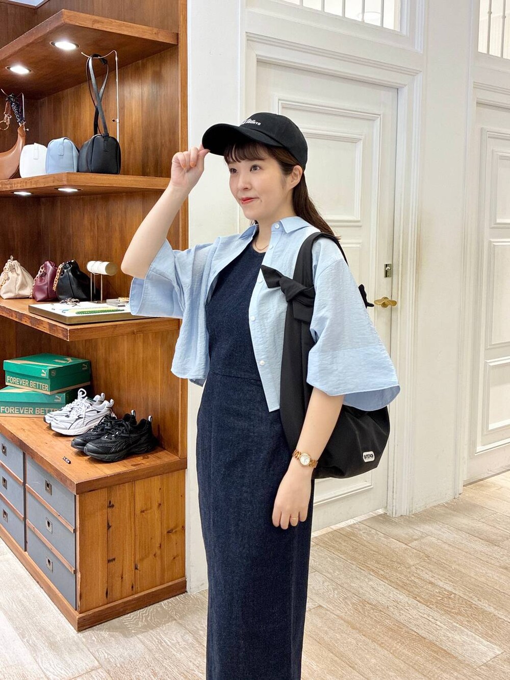 ブルー系のシャツ/ブラウス、ブラック系のトートバッグ、ブルー系のワンピースを着用したレディースの夏コーディネートの4枚目の写真