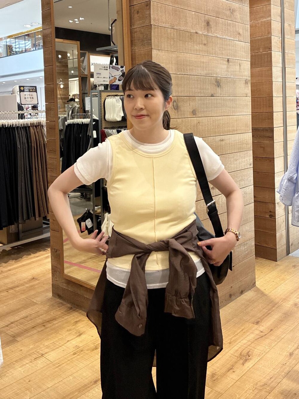 ブラック系のその他パンツ、ブラウン系のシャツ/ブラウス、ブラック系のサンダルを着用したレディースの夏コーディネートの4枚目の写真