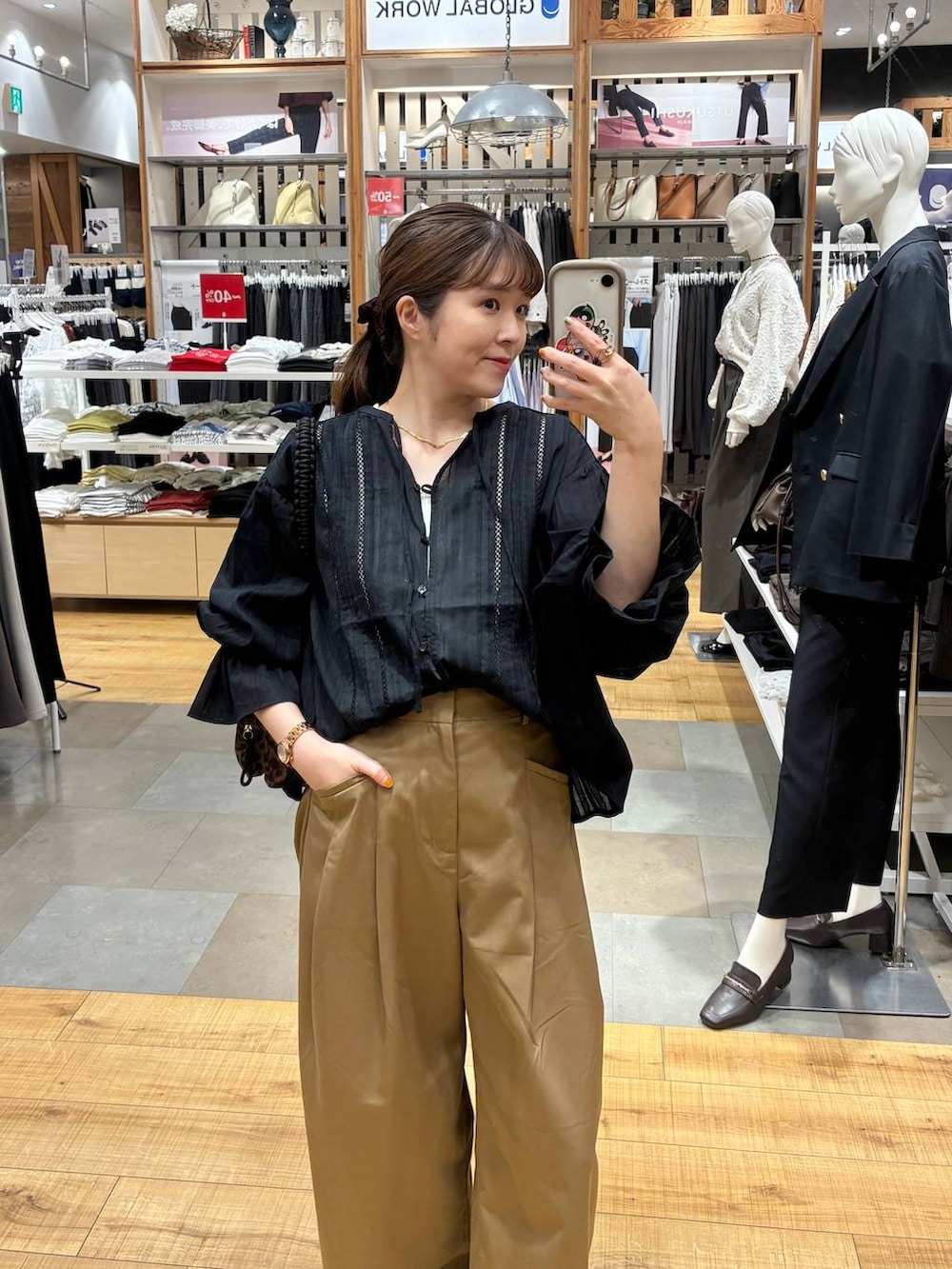 ブラック系のシャツ/ブラウス、その他のショルダーバッグ、ブラウン系のその他パンツを着用したレディースの秋コーディネートの3枚目の写真