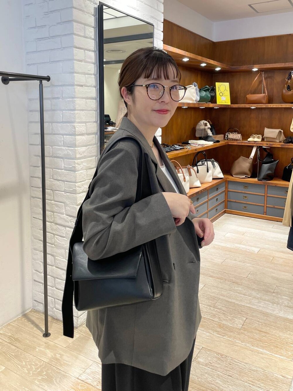 「着痩せ・細見え、カジュアル、女子ウケ、スラックス、ワイドパンツ、apart by lowrys、お仕事コーデ_apart by lowrys、きれいめ、ママコーデ、ジャケット、春コーデ、ハンドバッグ」｜「A part byのスラックスコクーンボリュームパンツ（スラックス、ブラック系）」を使った、mariさん（レディース・159cm）の春コーディネートの5枚目の写真