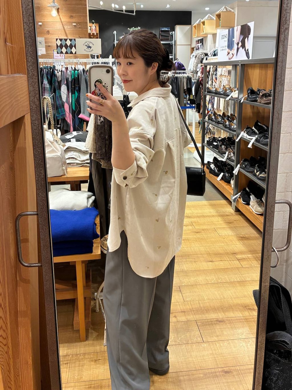 グレー系のその他パンツ、ブラック系のショルダーバッグ、ホワイト系のシャツ/ブラウスを着用したレディースの秋コーディネートの4枚目の写真