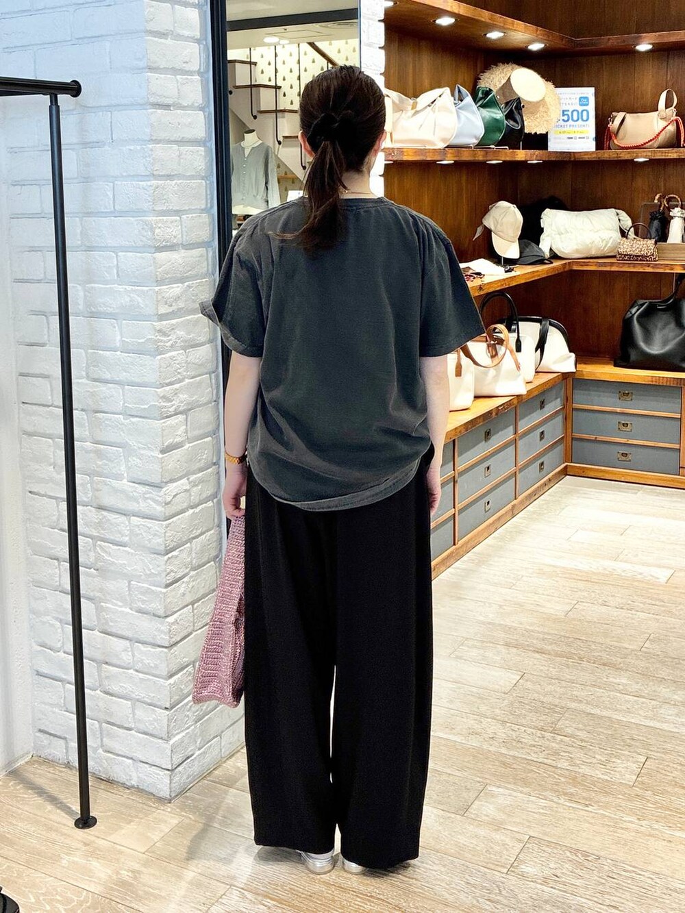 「着痩せ・細見え、カジュアル、女子ウケ、Tシャツ、apart by lowrys、楽ちんコーデ、ワイドパンツ、スラックス、パンプス、ママコーデ、ハンドバッグ、夏コーデ、春コーデ、テーマパーク」｜「GOOD ROCK SPEEDの【別注】GOOD ROCK SPEED_MICKEY MOUSE プリントTEE（Tシャツ/カットソー、グレー系）」を使った、mariさん（レディース・159cm）の春コーディネートの3枚目の写真