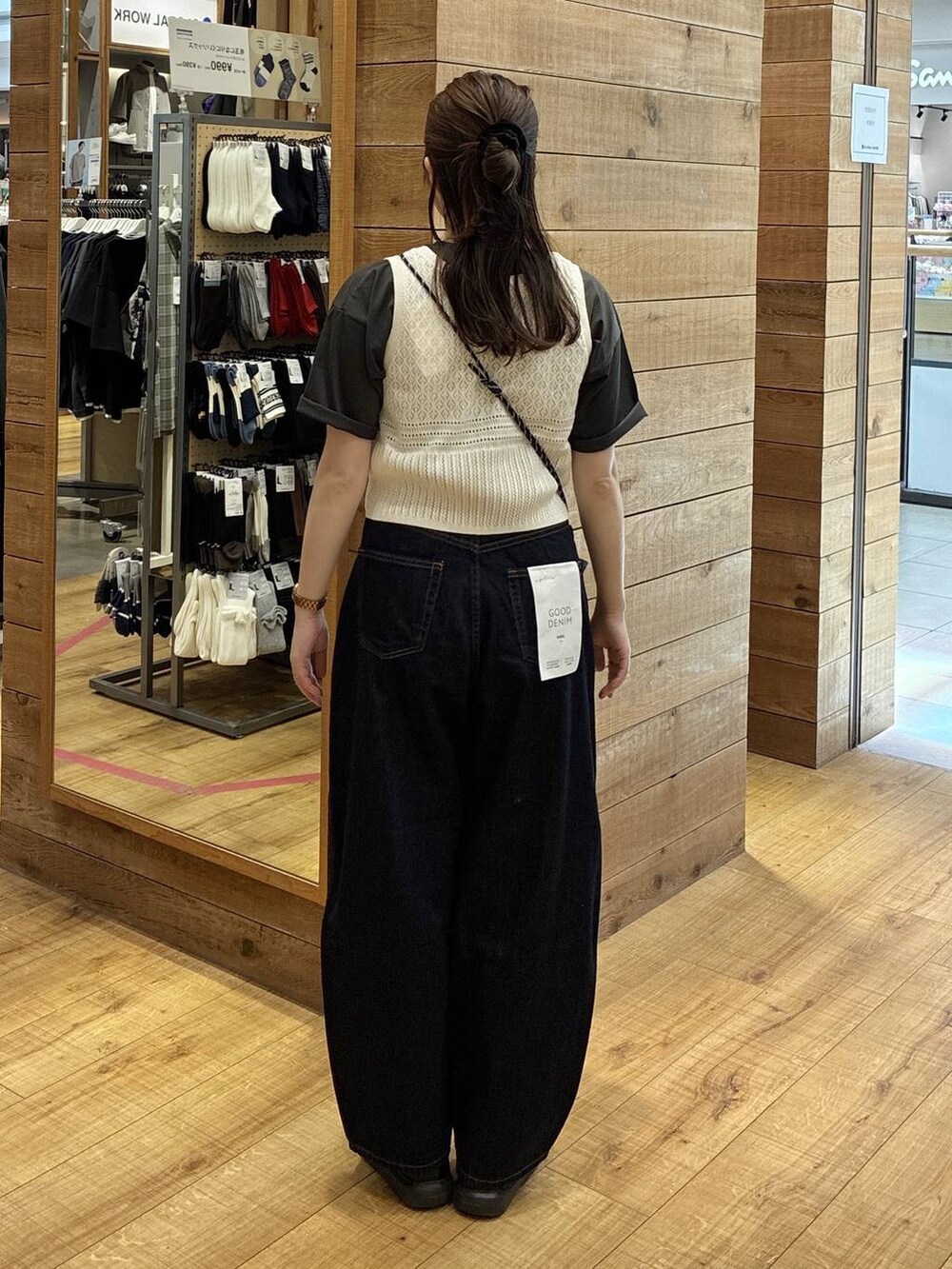 ブルー系のデニムパンツ、グレー系のTシャツ/カットソー、ホワイト系のベストを着用したレディースの春コーディネートの3枚目の写真
