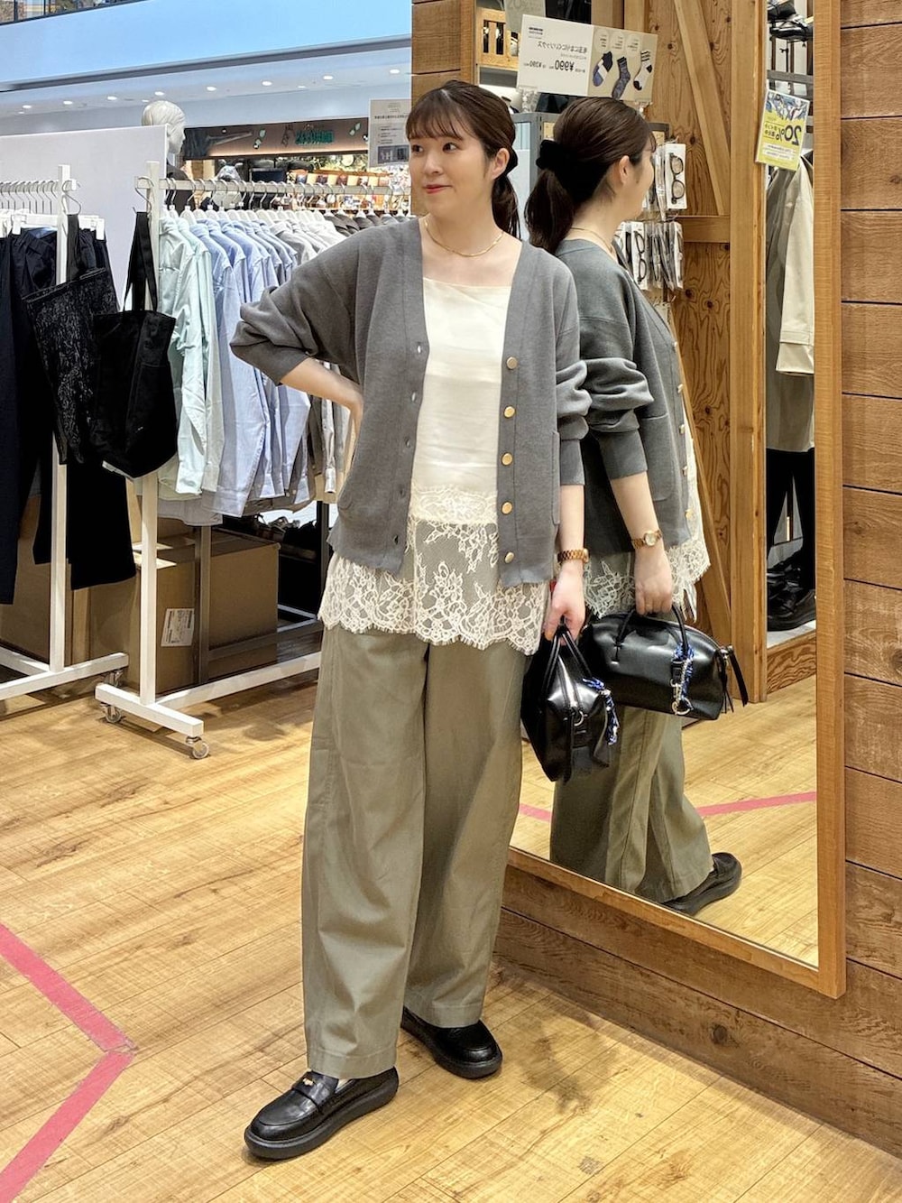 グレー系のカーディガン/ボレロ、グリーン系のその他パンツ、ホワイト系のキャミソールを着用したレディースの春コーディネートの7枚目の写真