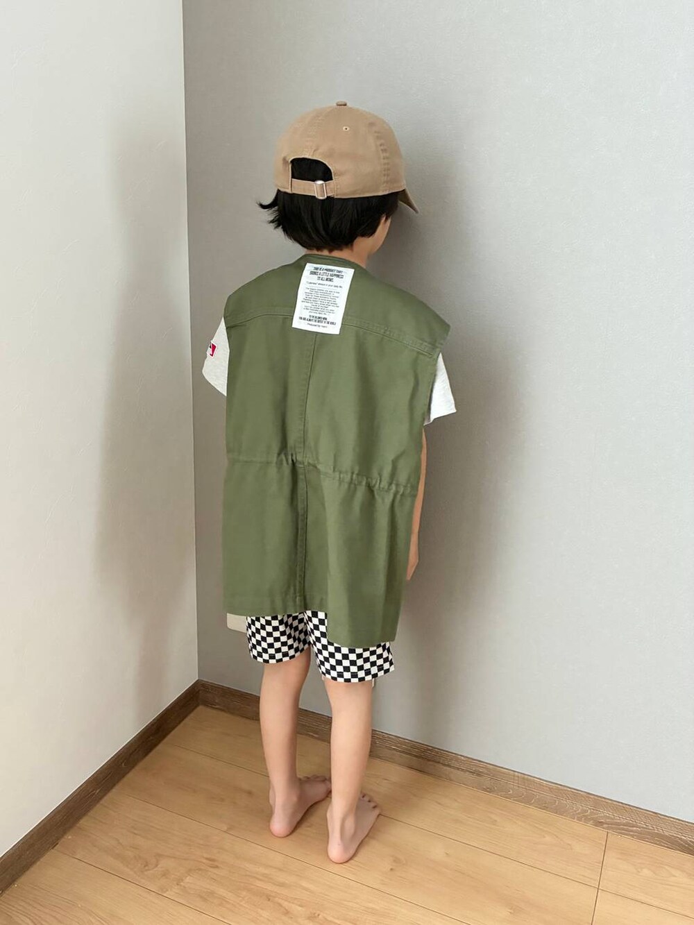 ベージュ系のキャップを着用したキッズの夏コーディネートの3枚目の写真