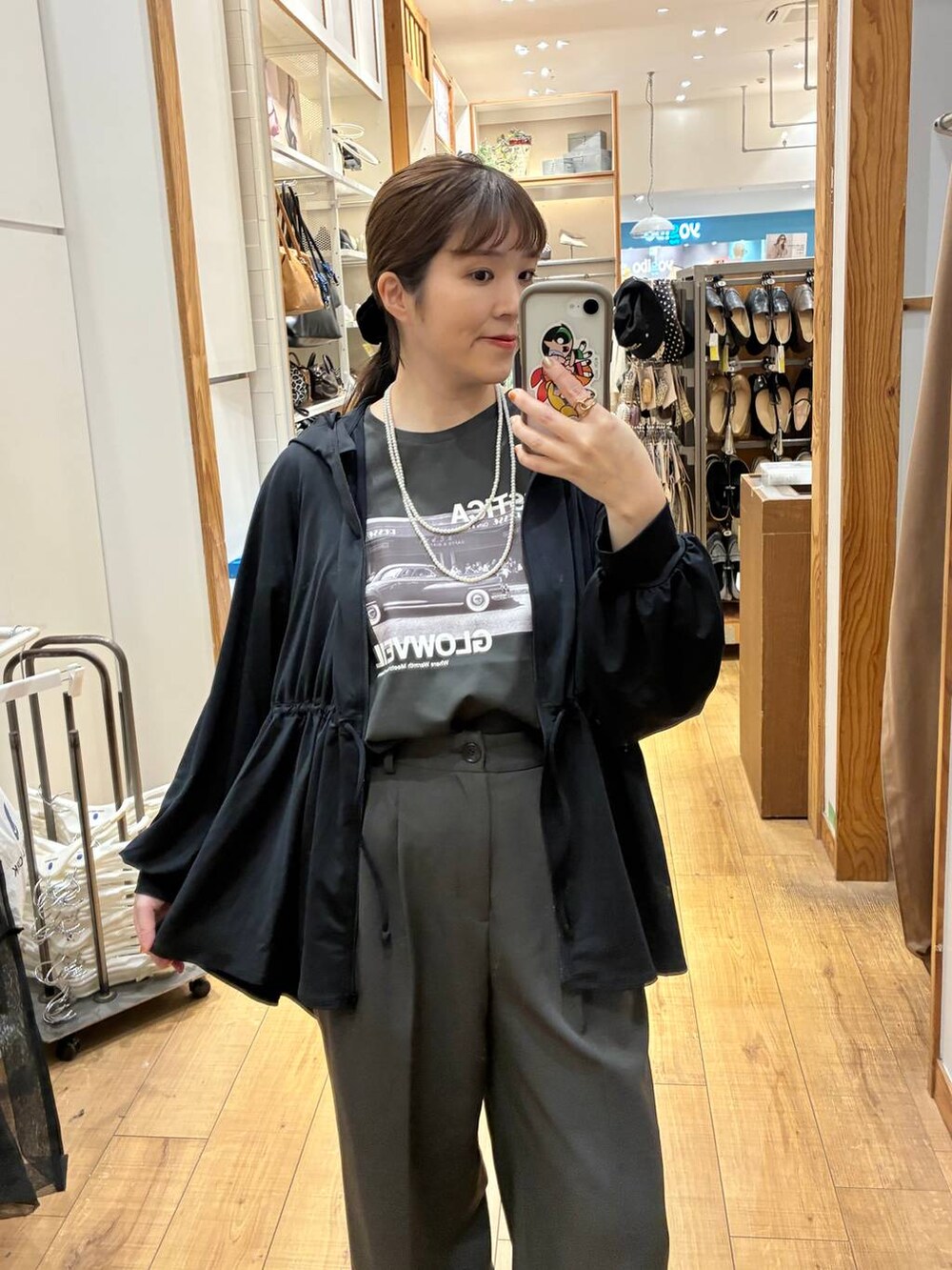 グレー系のTシャツ/カットソーを着用したレディースの春コーディネートの4枚目の写真