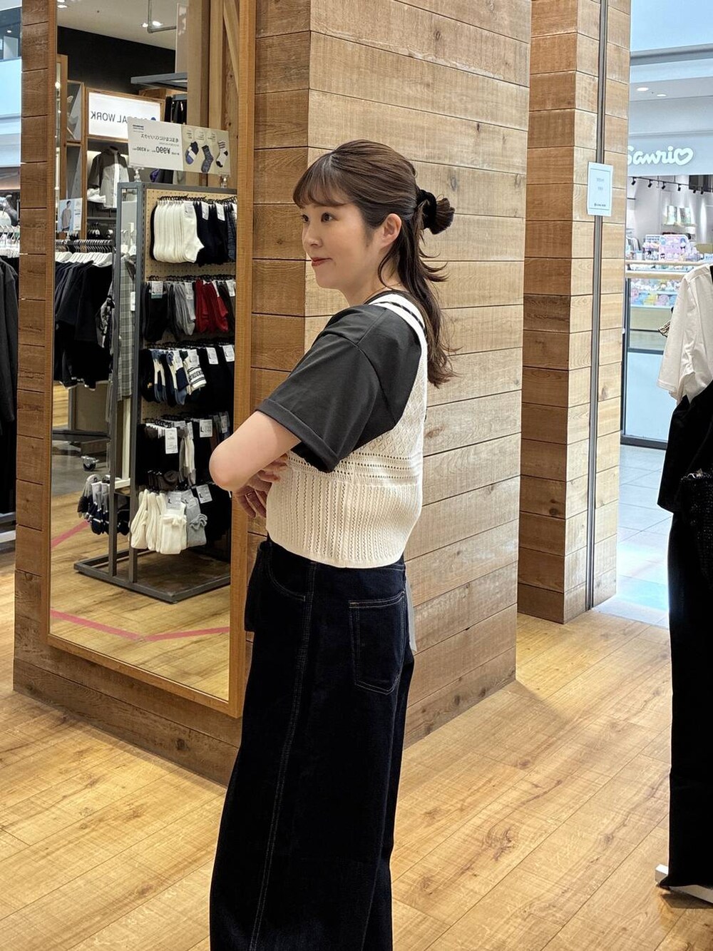 ブルー系のデニムパンツ、グレー系のTシャツ/カットソー、ホワイト系のベストを着用したレディースの春コーディネートの4枚目の写真