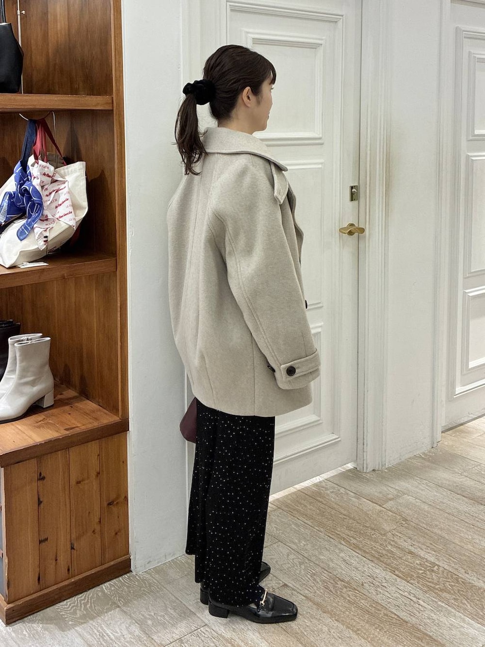 ベージュ系のピーコート、ブラック系のローファー、その他のスカートを着用したレディースの冬コーディネートの2枚目の写真