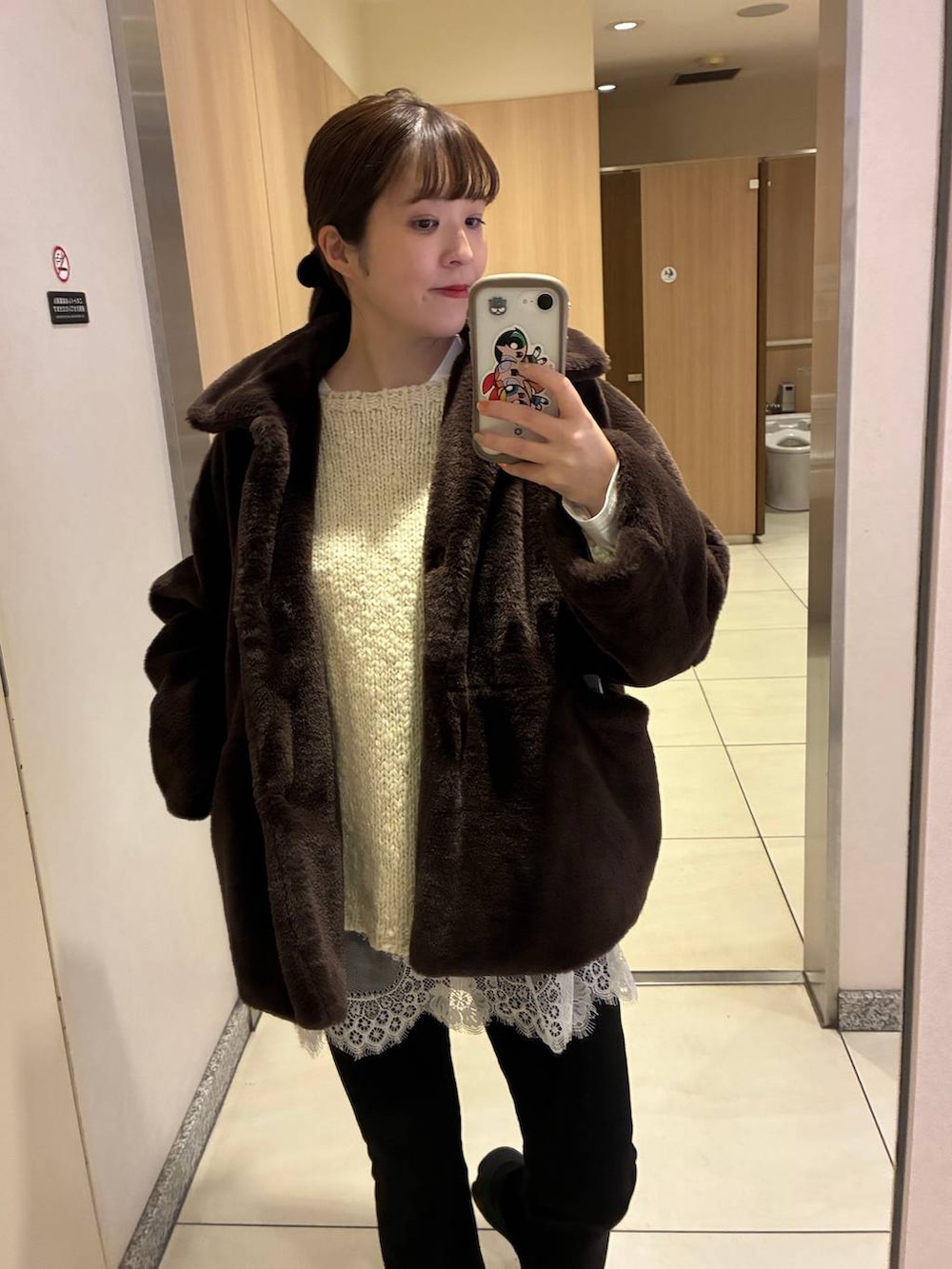 ブラウン系のその他アウター、ホワイト系のニット/セーター、ホワイト系のTシャツ/カットソーを着用したレディースの冬コーディネートの3枚目の写真