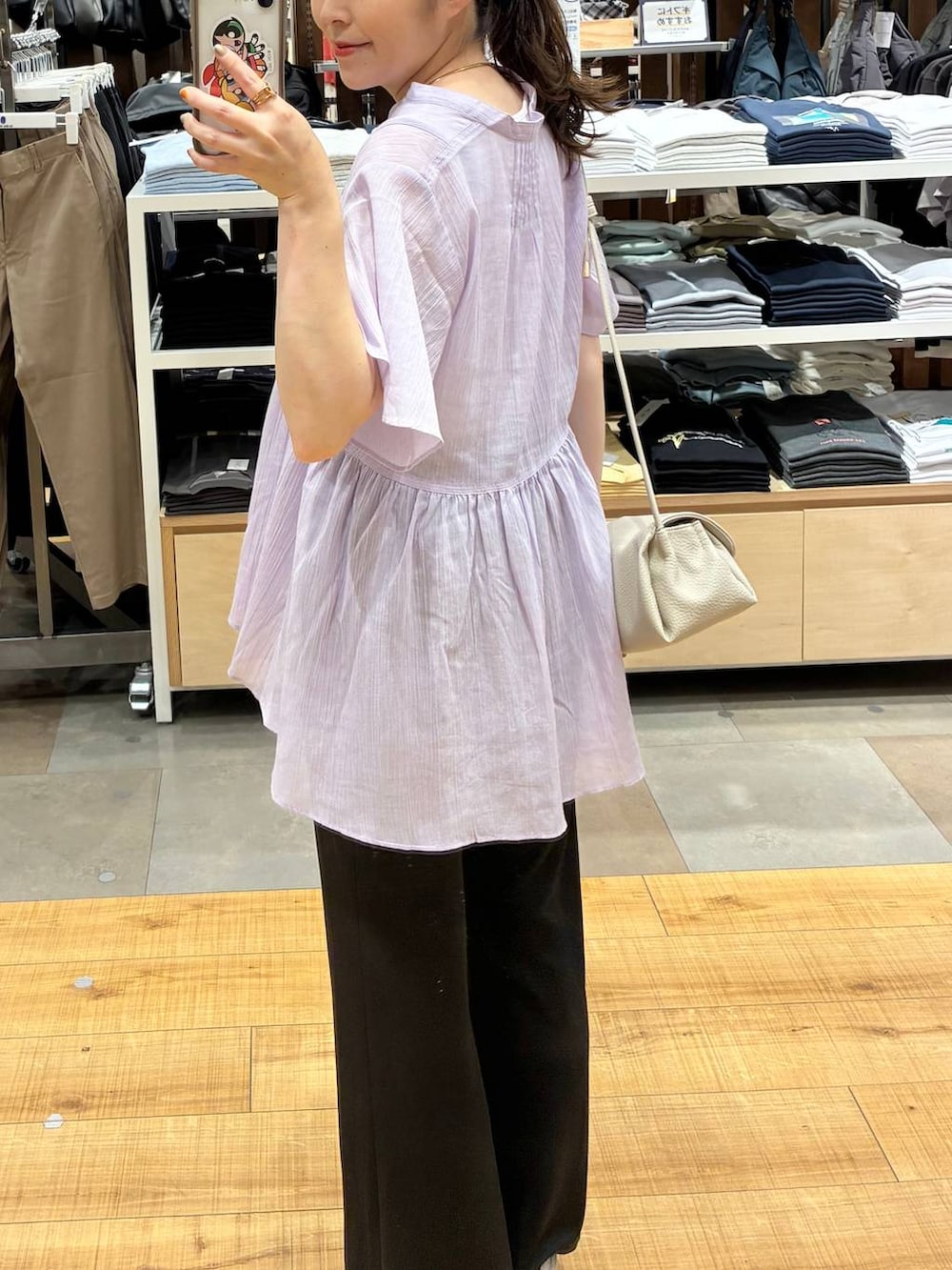 ベージュ系のショルダーバッグ、パープル系のシャツ/ブラウス、ブラック系のその他パンツを着用したレディースの夏コーディネートの4枚目の写真