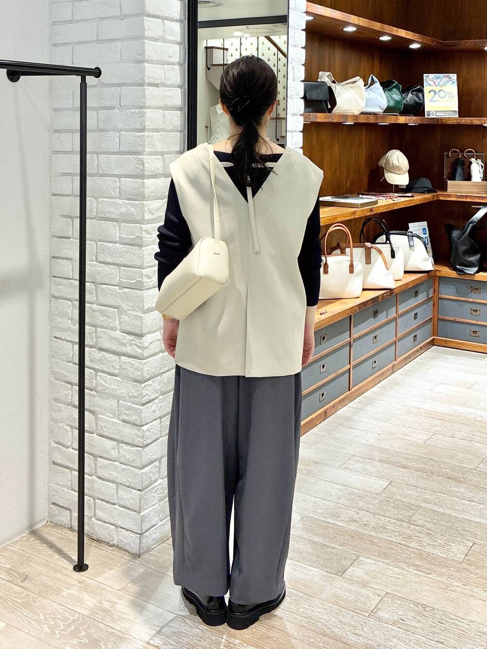 「セットアップ、入学式・卒業式、ママコーデ、ニット、ワイドパンツ、スラックス、ウエストゴム、楽ちんコーデ、体型カバー、ベスト、着痩せ・細見え、カジュアル、女子ウケ」｜「A part byのスラックスコクーンボリュームパンツ（スラックス、グレー系）」を使った、mariさん（レディース・159cm）の春コーディネートの3枚目の写真