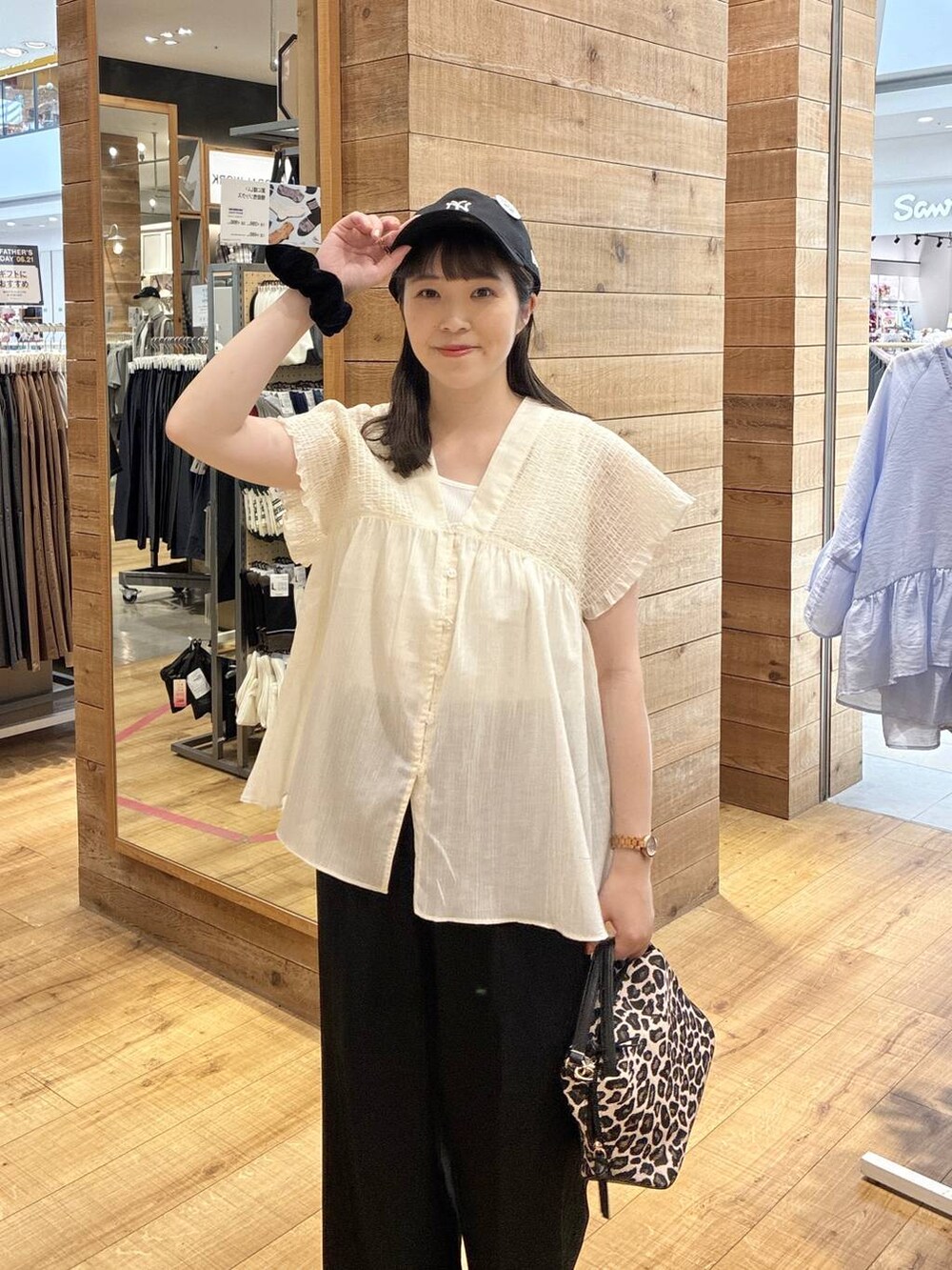 その他のショルダーバッグ、ブラック系のその他パンツ、ブラック系のサンダルを着用したレディースの夏コーディネートの4枚目の写真