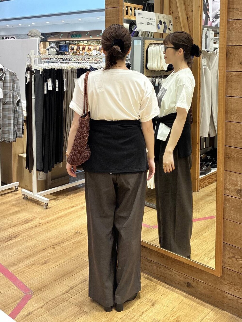 ブラウン系のその他パンツ、ブラック系のカーディガン/ボレロ、ホワイト系のTシャツ/カットソーを着用したレディースの春コーディネートの3枚目の写真