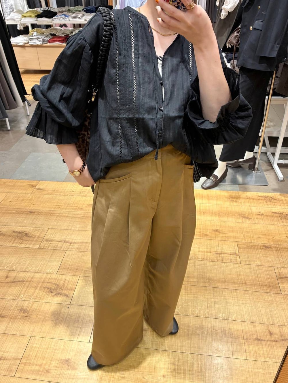 ブラック系のシャツ/ブラウス、その他のショルダーバッグ、ブラウン系のその他パンツを着用したレディースの秋コーディネートの2枚目の写真