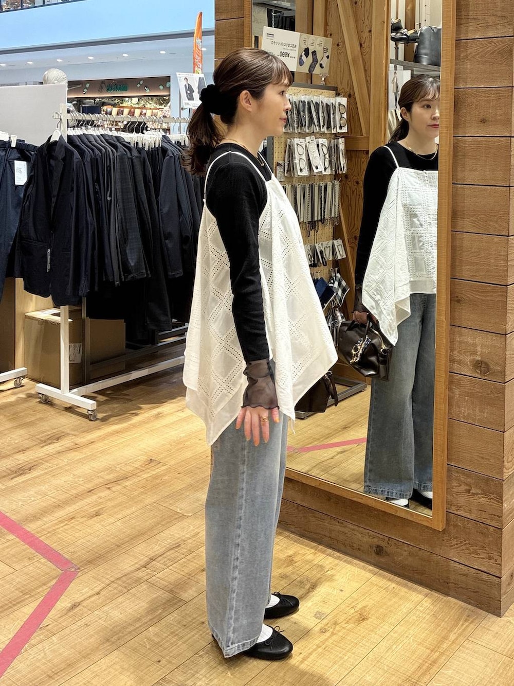 ブラック系のバレエシューズ、ブルー系のデニムパンツ、ブラック系のTシャツ/カットソーを着用したレディースの春コーディネートの2枚目の写真