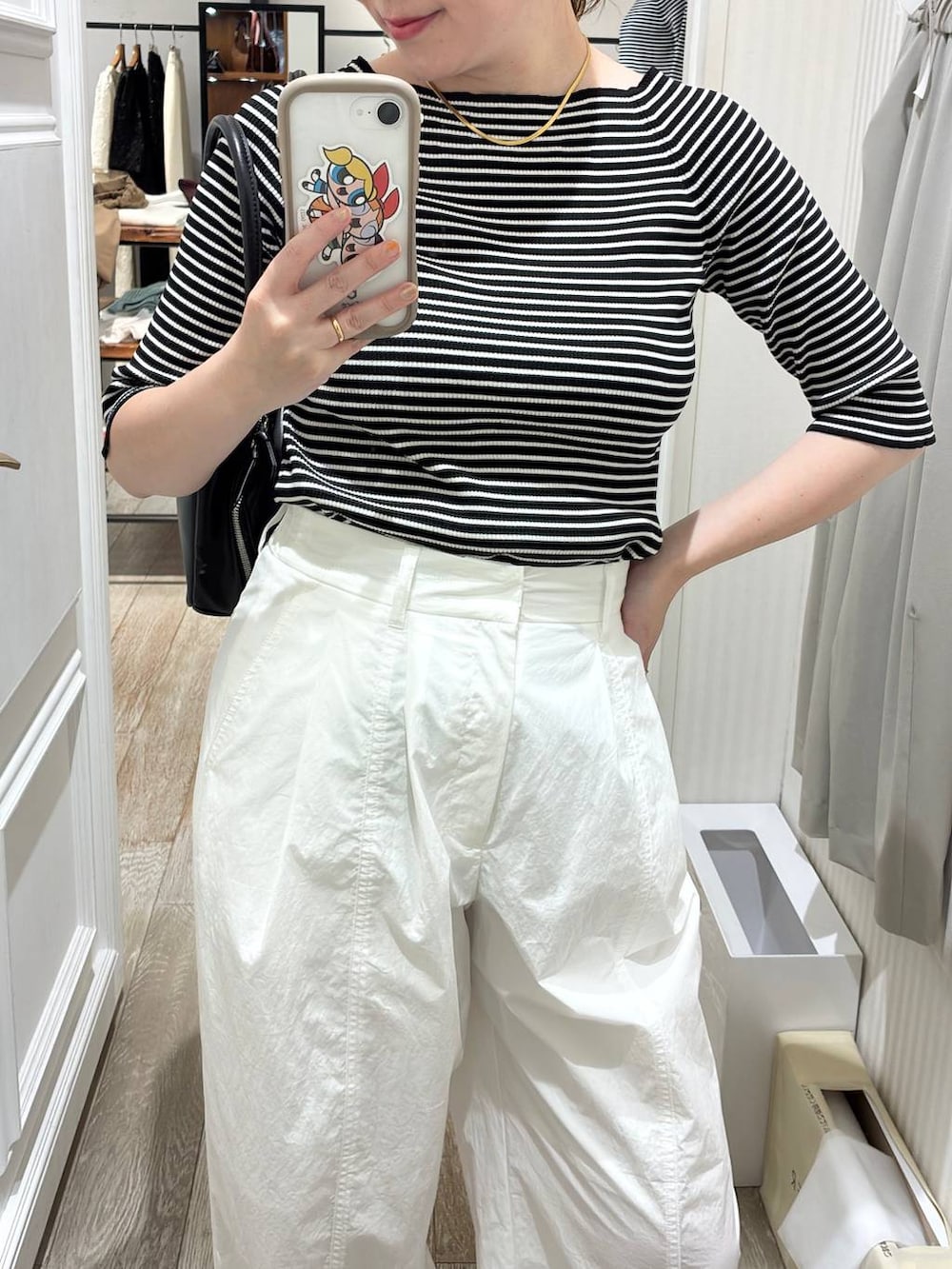 ブラック系のボストンバッグ、ホワイト系のその他パンツ、ブラック系のニット/セーターを着用したレディースの夏コーディネートの4枚目の写真