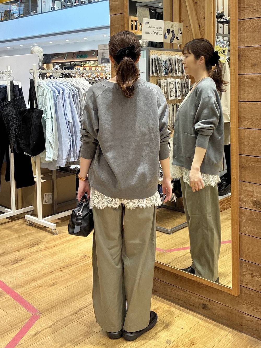 グレー系のカーディガン/ボレロ、グリーン系のその他パンツ、ホワイト系のキャミソールを着用したレディースの春コーディネートの3枚目の写真