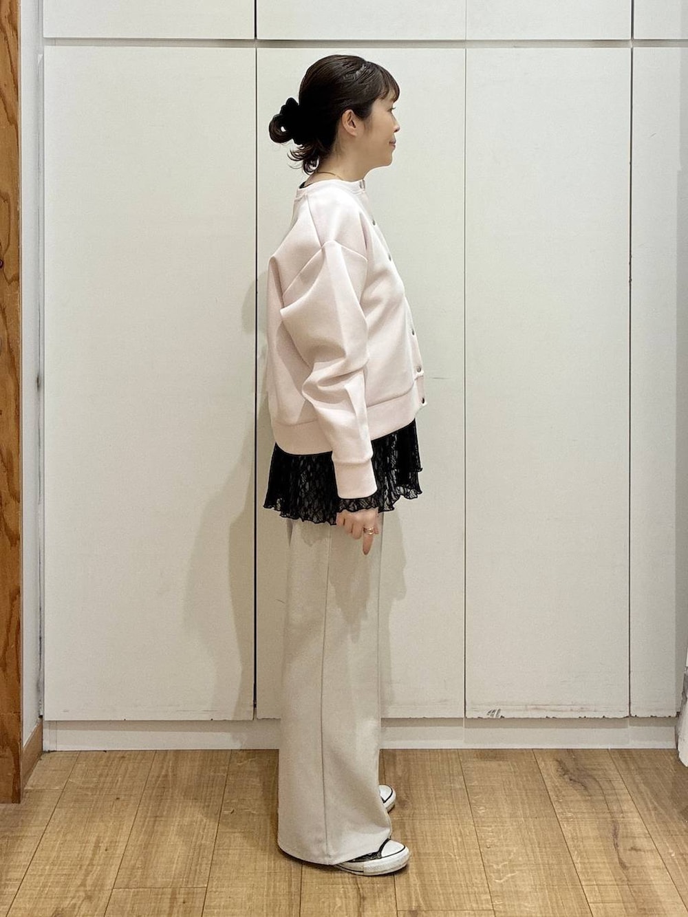 ブラック系のショルダーバッグ、ベージュ系のその他パンツ、ピンク系のカーディガン/ボレロを着用したレディースの春コーディネートの2枚目の写真