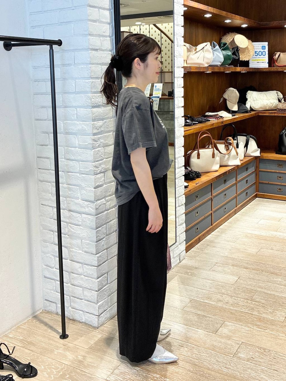 「着痩せ・細見え、カジュアル、女子ウケ、Tシャツ、apart by lowrys、楽ちんコーデ、ワイドパンツ、スラックス、パンプス、ママコーデ、ハンドバッグ、夏コーデ、春コーデ、テーマパーク」｜「GOOD ROCK SPEEDの【別注】GOOD ROCK SPEED_MICKEY MOUSE プリントTEE（Tシャツ/カットソー、グレー系）」を使った、mariさん（レディース・159cm）の春コーディネートの2枚目の写真