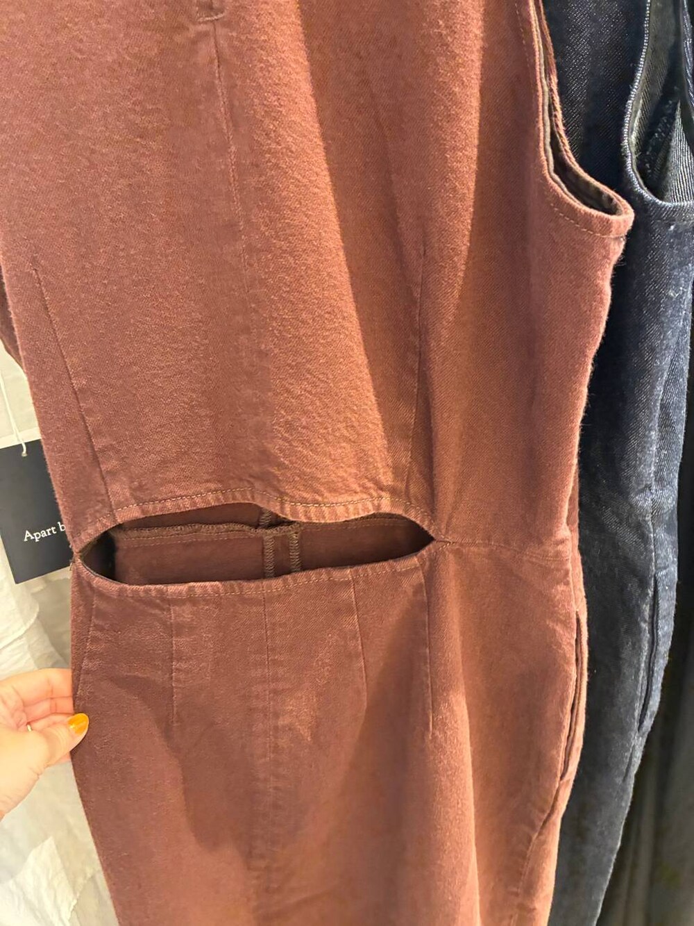 ブルー系のシャツ/ブラウス、ブラック系のトートバッグ、ブルー系のワンピースを着用したレディースの夏コーディネートの3枚目の写真