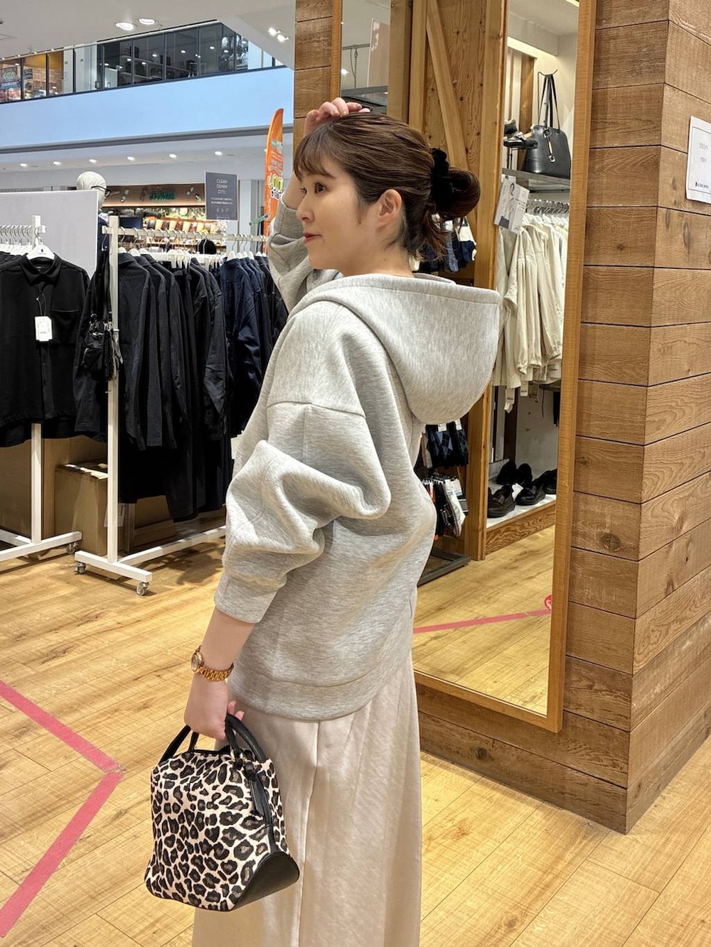 その他のショルダーバッグ、グレー系のスカート、グレー系のパーカーを着用したレディースの春コーディネートの5枚目の写真