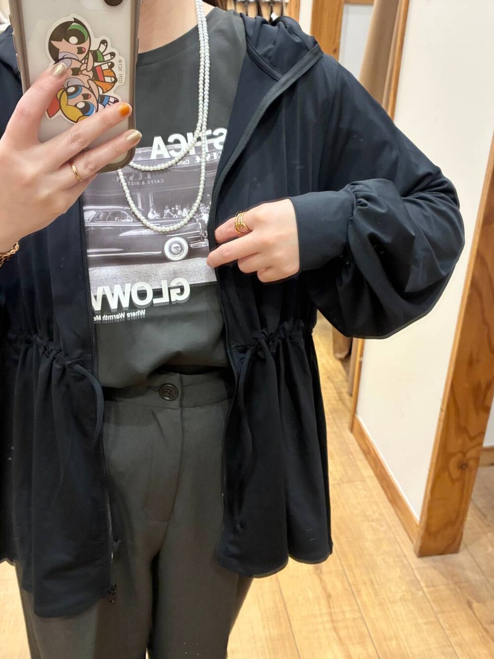 グレー系のTシャツ/カットソーを着用したレディースの春コーディネートの2枚目の写真