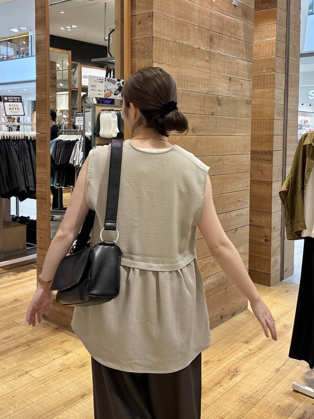 グレー系のスニーカー、ベージュ系のベスト、ブラウン系のその他パンツを着用したレディースの夏コーディネートの4枚目の写真