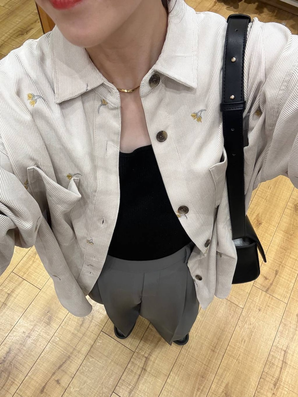 グレー系のその他パンツ、ブラック系のショルダーバッグ、ホワイト系のシャツ/ブラウスを着用したレディースの秋コーディネートの5枚目の写真