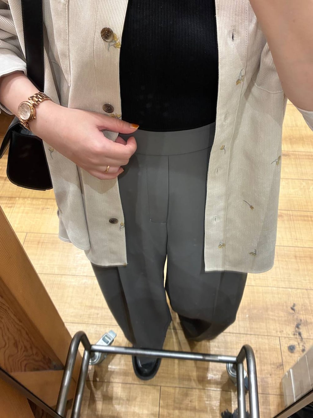 グレー系のその他パンツ、ブラック系のショルダーバッグ、ホワイト系のシャツ/ブラウスを着用したレディースの秋コーディネートの3枚目の写真